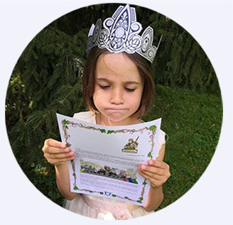 Petite fille lit son histoire personnalisée epopia
