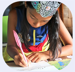Enfant joue au jeu d'écriture Epopia